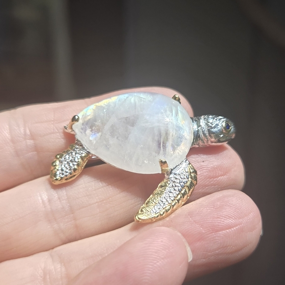 HOST PICK 🎉🎊 Moonstone 29k & Sapphire Sterling & gold sea turtle brooch NEW - Picture 3 of 7